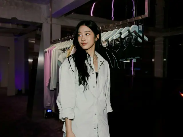 Kazuha (LE SSERAFIM) 出席了 11 日晚在首尔举行的庆祝胶囊系列“Jennie for Calvin Klein”发布的全球活动