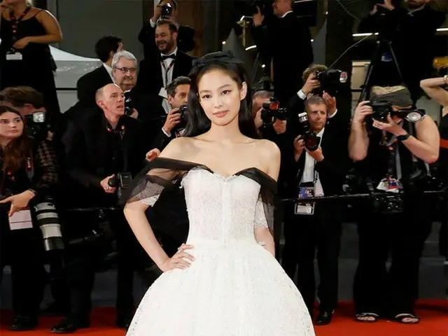 JENNIE现身戛纳电影节红毯