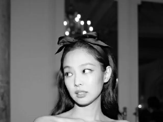 美国HBO《THE IDOL》发布了JENNIE的黑白裙装