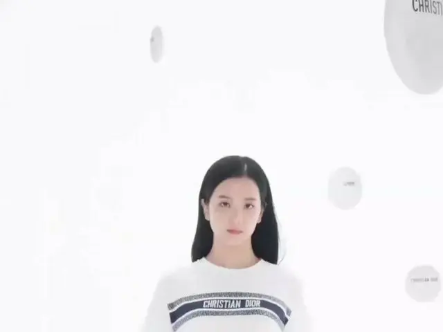 JISOO，发布广告视频“TimE TO PLAY WITH JISOO”@DIOR BEAUTY