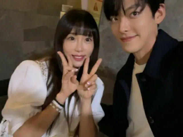 演员姜艺媛和演员金宇彬的两张照片成为热门话题