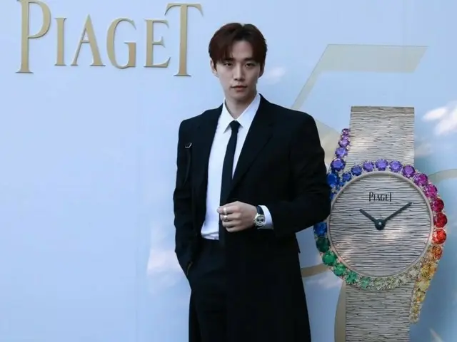 李俊浩（2PM）出席在首尔举办的“PIAGET Limelight Gala 50周年纪念展”拍照留念