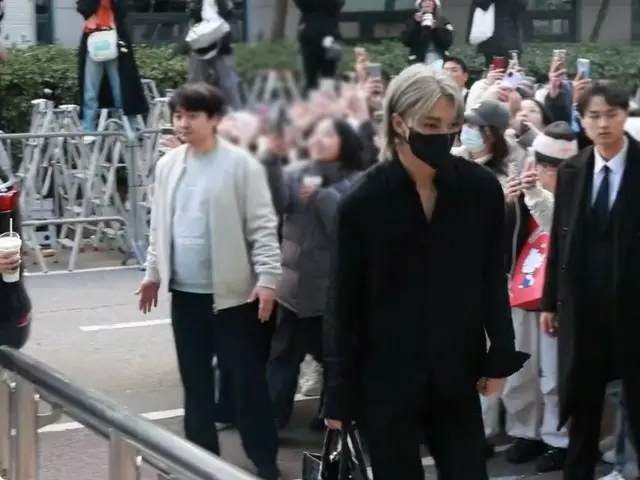 《Stray Kids》于10日下午进入KBS礼堂，出现在KBS《MUSIC BANK》直播中
