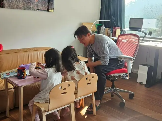 JY Park与女儿们的合影成为热门话题