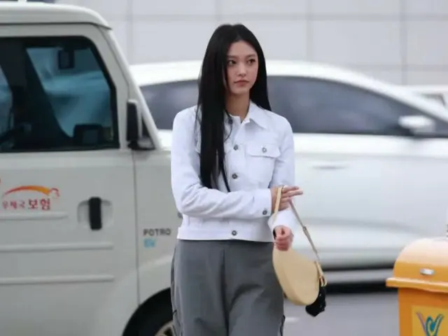 “New Jeans”惠潾从仁川国际机场出发前往法国巴黎