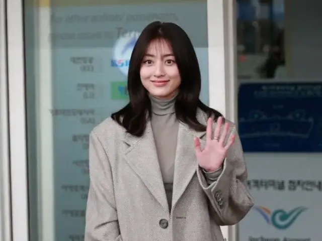 志效 (TWICE) 从仁川国际机场出发前往法国巴黎