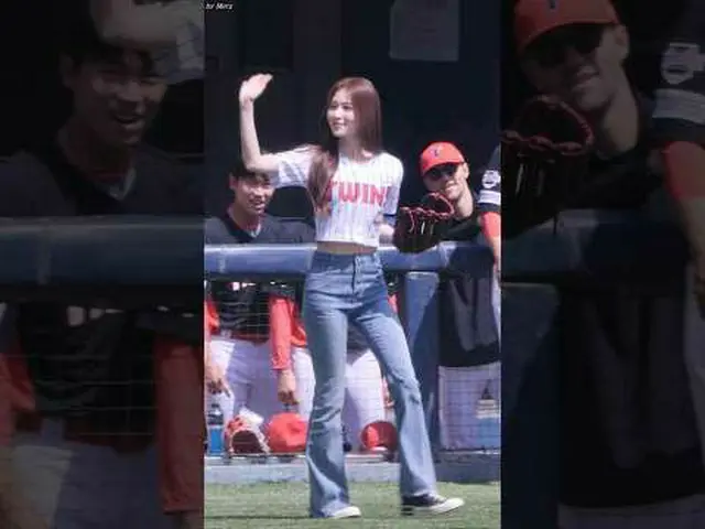 240427 _2024 KBO 职业棒球联盟 (LG Twins vs. Kia Tigers) TWICE_ (TWICE_ _ ) [Sana] 抛出第一
