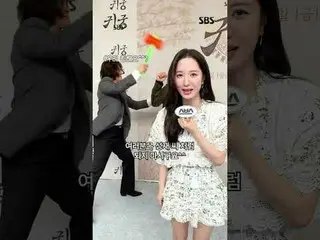 一部关于肉体之战的奇幻浪漫喜剧，其中拒绝接受通灵者命运的巫师汝莉和被困在汝莉的 CSR_Yoon Gap 身体里的魔物姜哲伊与对王室怀恨在心的八尺圭对峙，他们的