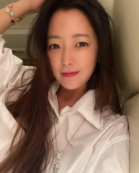 女演员金喜善（Kim Hee Sun）谁相信演艺人员中的演艺人员今年44岁？