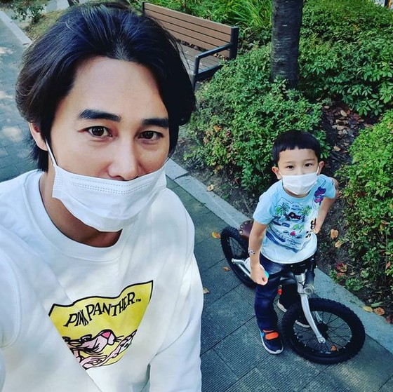 儿子像演员郑泰宇...长子端庄，次子很可爱“看起来像爸爸”