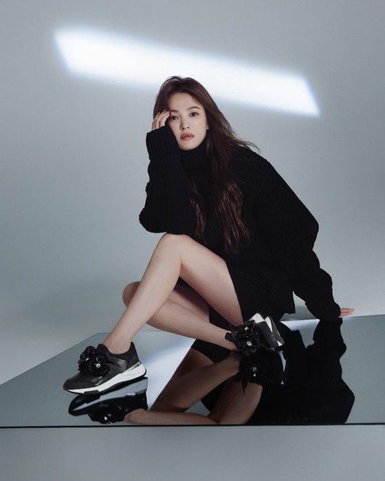 这就是为什么女演员宋慧乔，宋慧乔...没有针脚跟的光滑腿部线条美