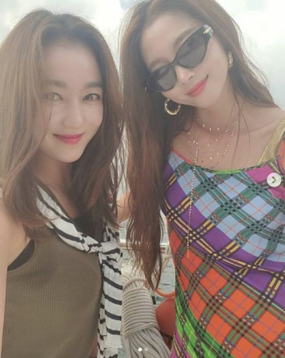 与女演员李瑞妍，挚友吴允娜，韩智惠在泳池度假...优雅地喝红酒