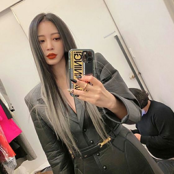 女演员韩烨Seul，完美地消化了两色调的头发...别致的魅力之美