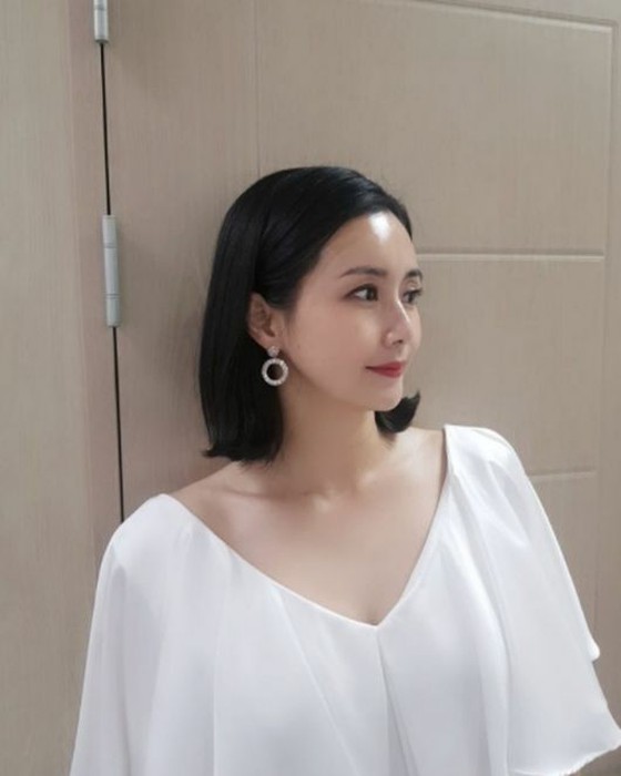 女演员崔贞润，优雅美丽，像一个集团的妻子