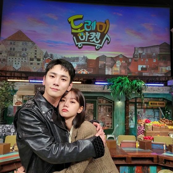 [主题] Key（SHINee）和HYERI（Girl's Day）发行了两张令告别的镜头