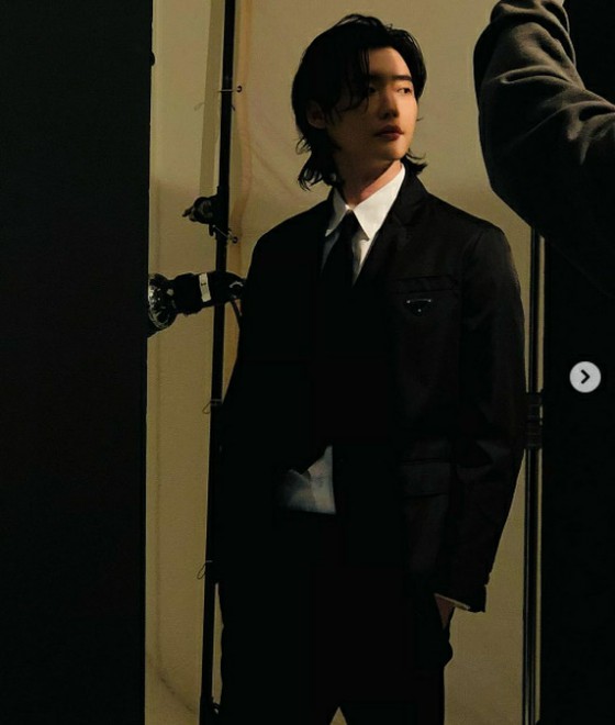 演员李贞淑（Lee Jung Suk），出院后也不会改变的西服风格...展现不变的男孩视觉