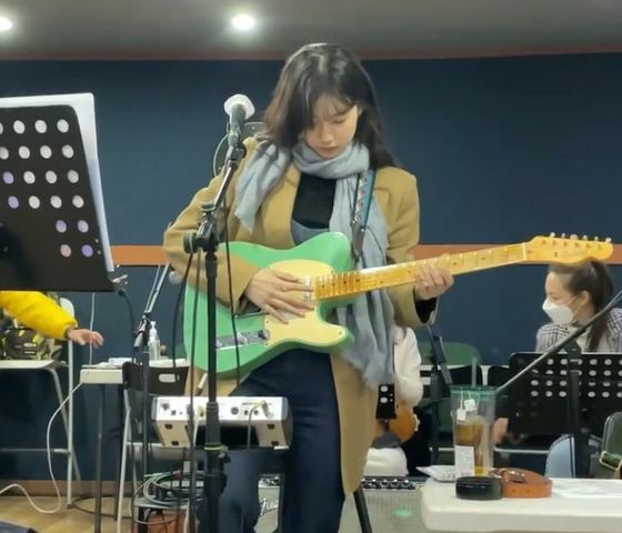 Suzy（前A小姐），在十周年纪念演出之前进行吉他练习“ God Visual”