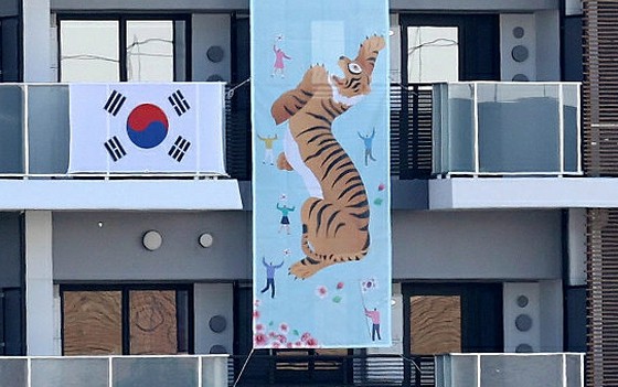 <W解说> 韩国队在东京奥运村新竖起了虎旗=“困难对支持”