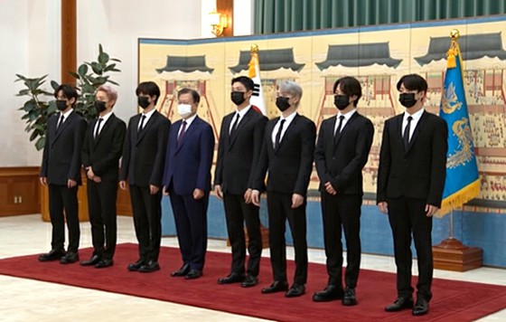 “防弹少年团”被任命为未来文化特使=文总统向成员颁发“任命书”