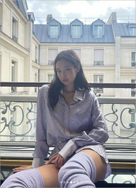 “BLACKPINK”JENNIE，大胆内衣消失时尚