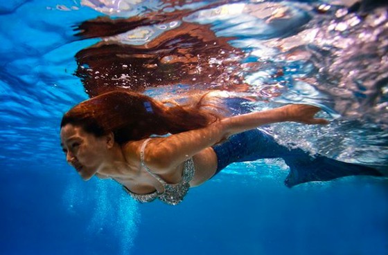 演员李允美（Lee Yoon Mi）在将过去视为美人鱼公主后决定节食...“我的肚子又来了”