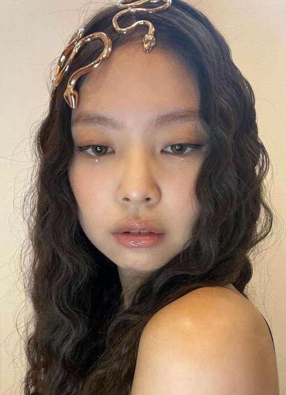 “BLACKPINK”JENNIE，万圣节cosplay太美了……强烈的视觉冲击