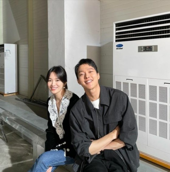 宋慧乔和张基勇共同主演的热门电视剧《现在，我们分手了》，两人一拍脑袋，笑容温柔。