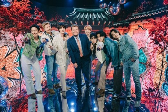 以韩屋为背景的“BTS”美国“James Corden Show”表演......从首尔包裹洛杉矶