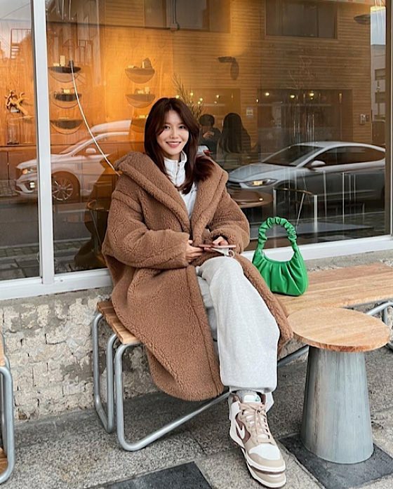 秀英（少女时代）穿着约47万日元的外套……和恋人郑京浩的咖啡馆约会？