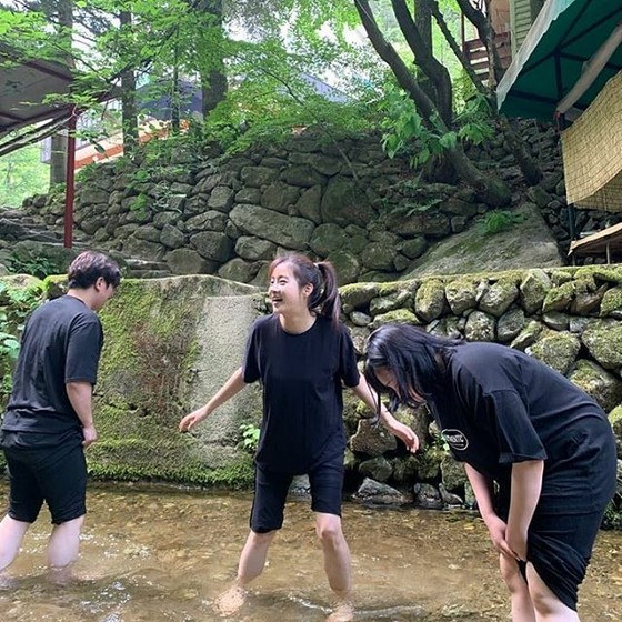 女演员姜素拉（Kang So Ra），与山谷中的朋友们度过了一个迷你假期...即使是真实的面孔也能获得惊人的视觉效果