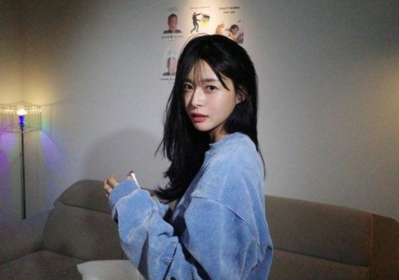 女演员权奈良（原HELLOVENUS）用非常令人满意的着色报告了最新情况