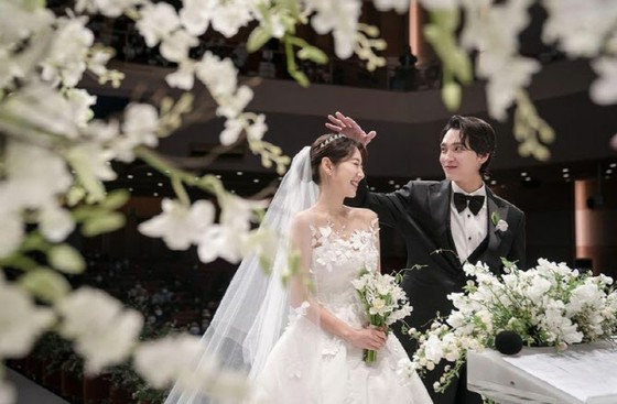 女演员朴信惠公开婚纱照...怀孕的双重喜悦