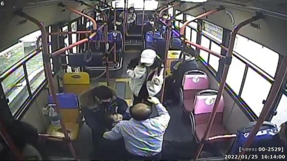 乘客倒地15秒后心肺复苏……公交车司机/乘客救人=韩国