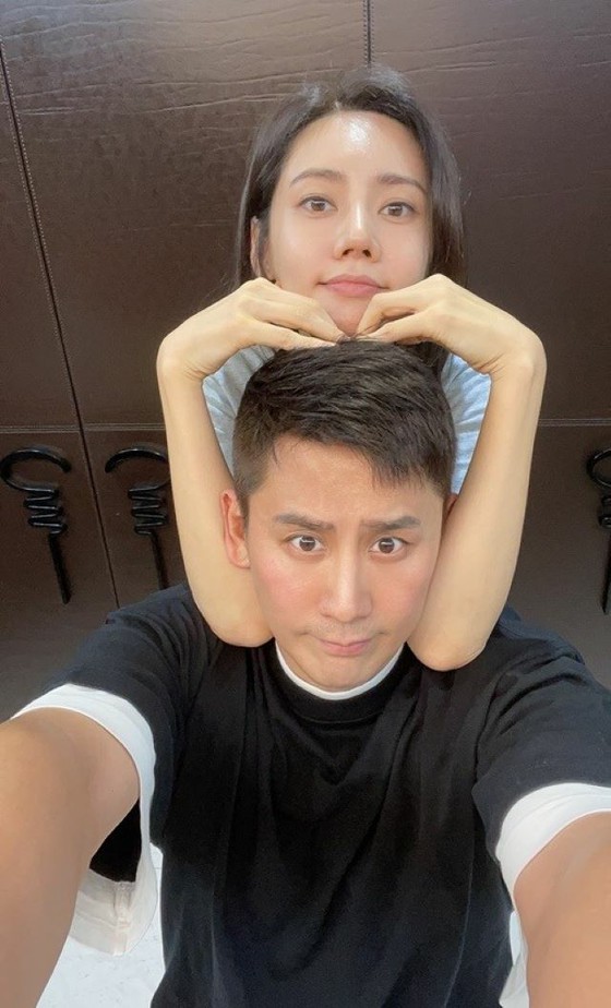 “韩中情侣”秋瓷炫&于小关夫妇，时隔近7个月首次在最新情况下拍摄超爱恋情