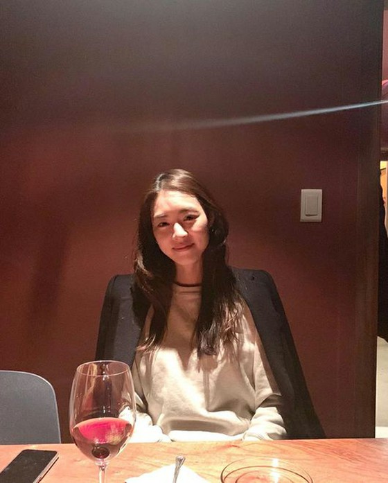 演员李妍熙在Instagram上更新...“昨晚的回忆之地”，酒被呼出，新妻子的美丽被呼出