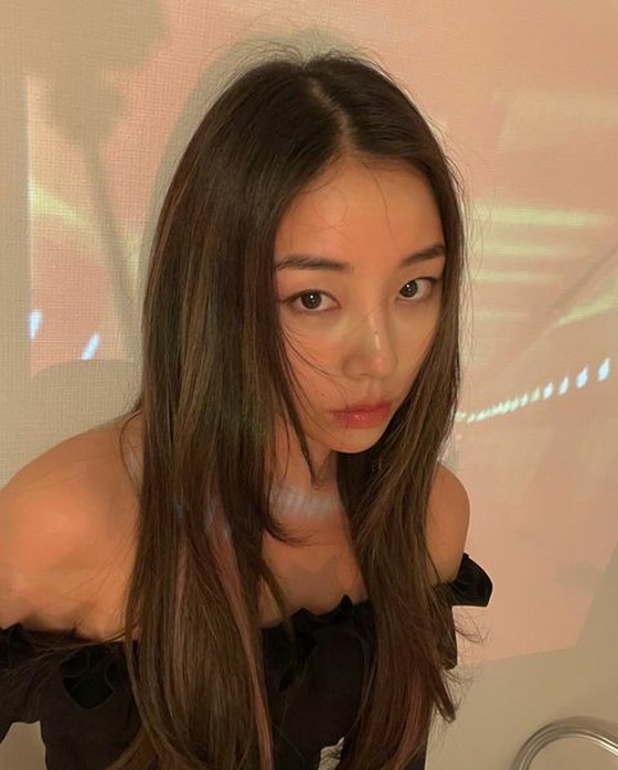 “BLACKPINK”Rose，后视的剪影变成了照片......在游泳池里休息的片刻被释放