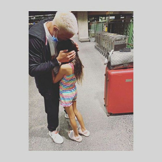 秋山茂义和他的女儿萨兰在机场哭泣“我一直在哭……我爱你”