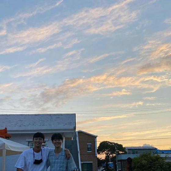 崔宇植和他的最好的朋友朴瑞俊，以及在夕阳的背景下拍了两枪……微笑的笑容吹散了热量。