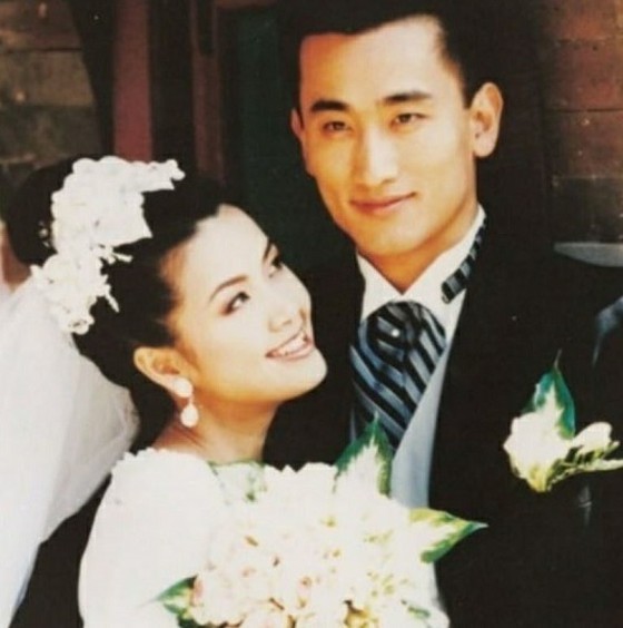 演员车仁表公开与妻子申爱拉结婚27年的照片“我爱你”