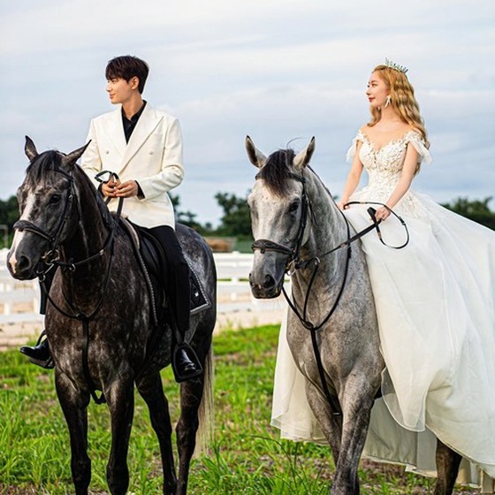 歌手李智勋的妻子绫音回顾了日矢希亚《从我头上掉下来的血》的婚纱照