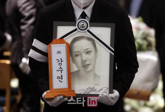 [照片] 已故的姜秀妍，许多演员的最后告别