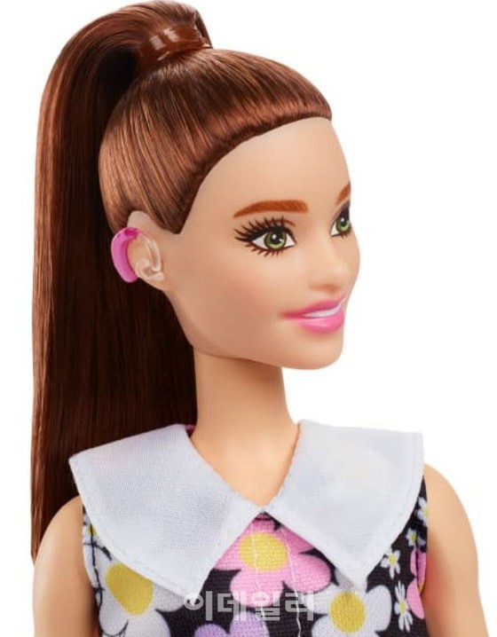 戴助听器的芭比娃娃发布...“玩具的多样性”