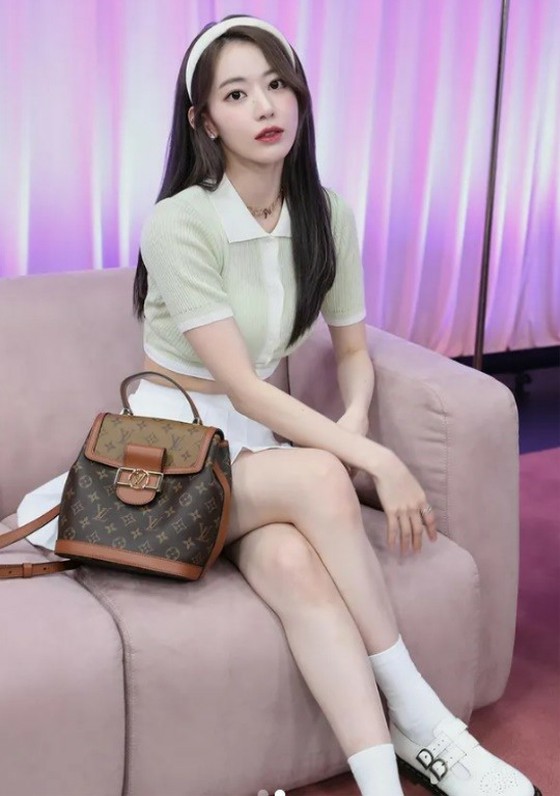 「LE SSERAFIM」小樱（MIYAWAKI SAKURA），腰比奢侈品牌包还细……又瘦了？