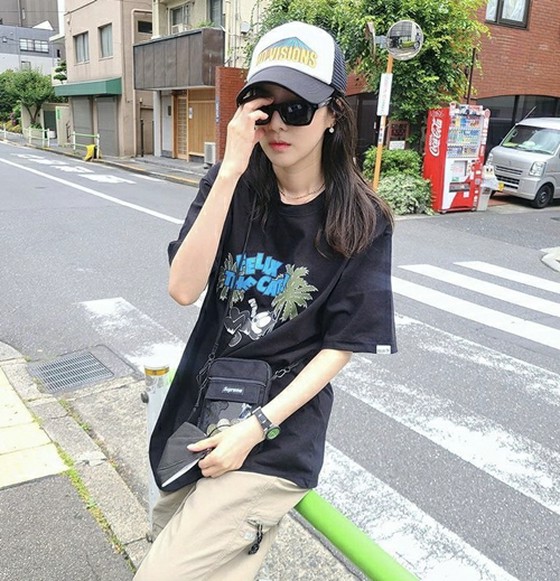 你在东京吗？ DARA（前2NE1）以“街头风格”的古怪时尚走遍城市