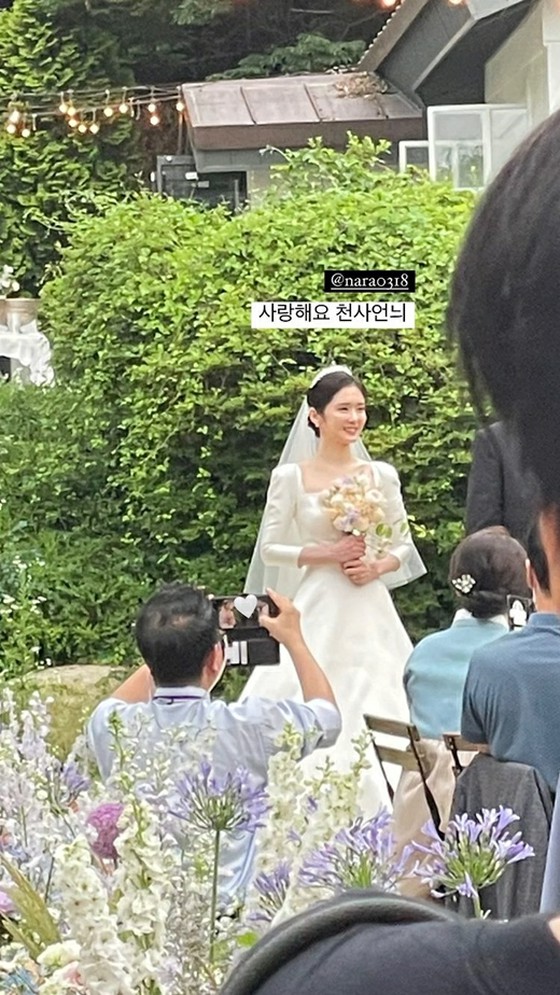 演员李清雅晒出幸福的“张娜拉”婚纱