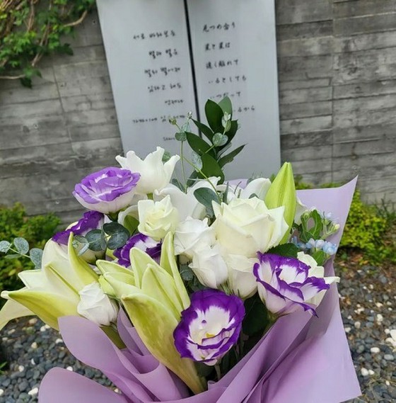 Kim JAEJUNG 悼念已故朴容河，在他悲伤告别 12 年后...今年再次参观墓地
