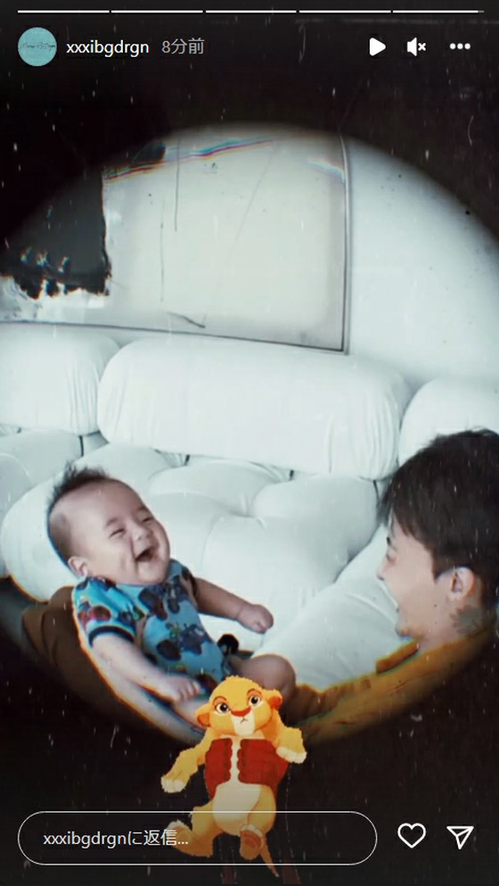 G-DRAGON (BIGBANG) 与侄子一起露出笑容