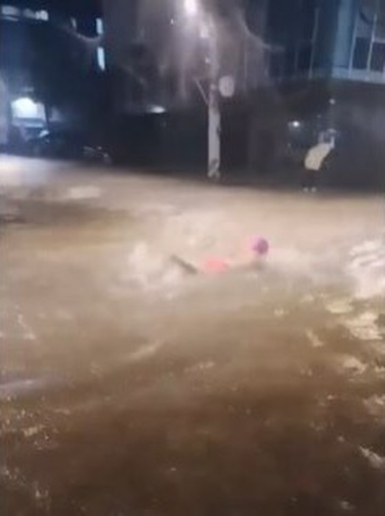 一名男子在暴雨后在被淹的道路上游泳……诸如“我担心触电”、“皮肤病可以吗”、“这种时候……”等批评的声音= 韩国