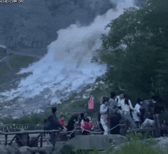 朝鲜半岛“圣地”白头山发生山体滑坡，游客逃离……紧急疏散100多人=韩国报道
