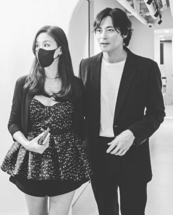 演员张东健，时隔4个月首次为妻子高小英发新帖……完美视觉效果的情侣